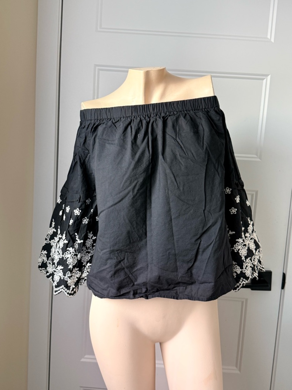 Solitaire Black Off-Shoulder Top with White Floral Embroidery